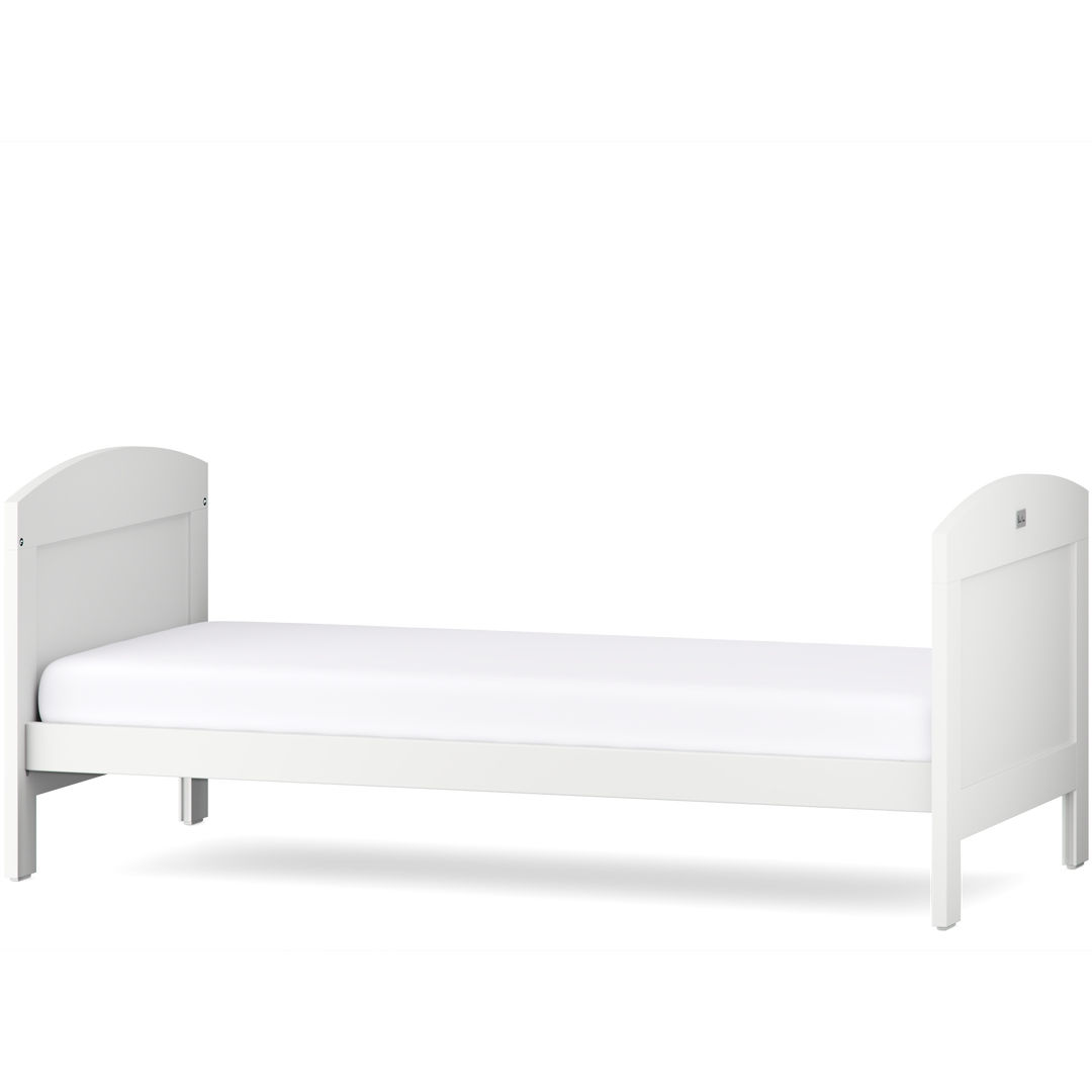 Silver Cross Valencia 4 Piece Nursery Set (Cot Bed, Dresser & Wardrobe & Nursing Chair)